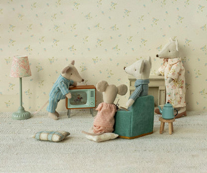 Grandma & Grandpa Mice in Cigar Box