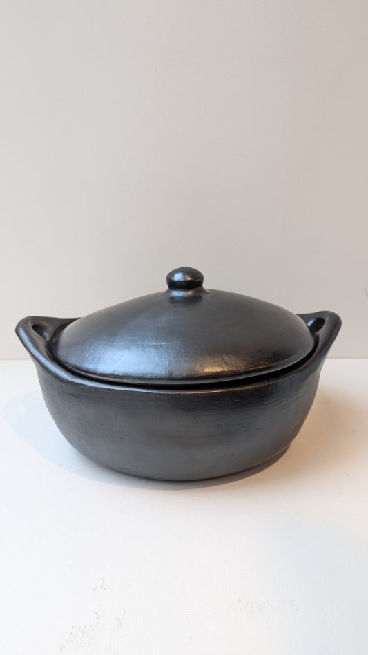 Black Pottery Lidded Oval Casserole Dish (size 4)