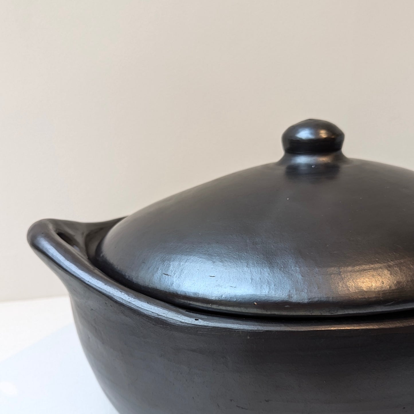 Black Pottery Lidded Oval Casserole Dish (size 4)