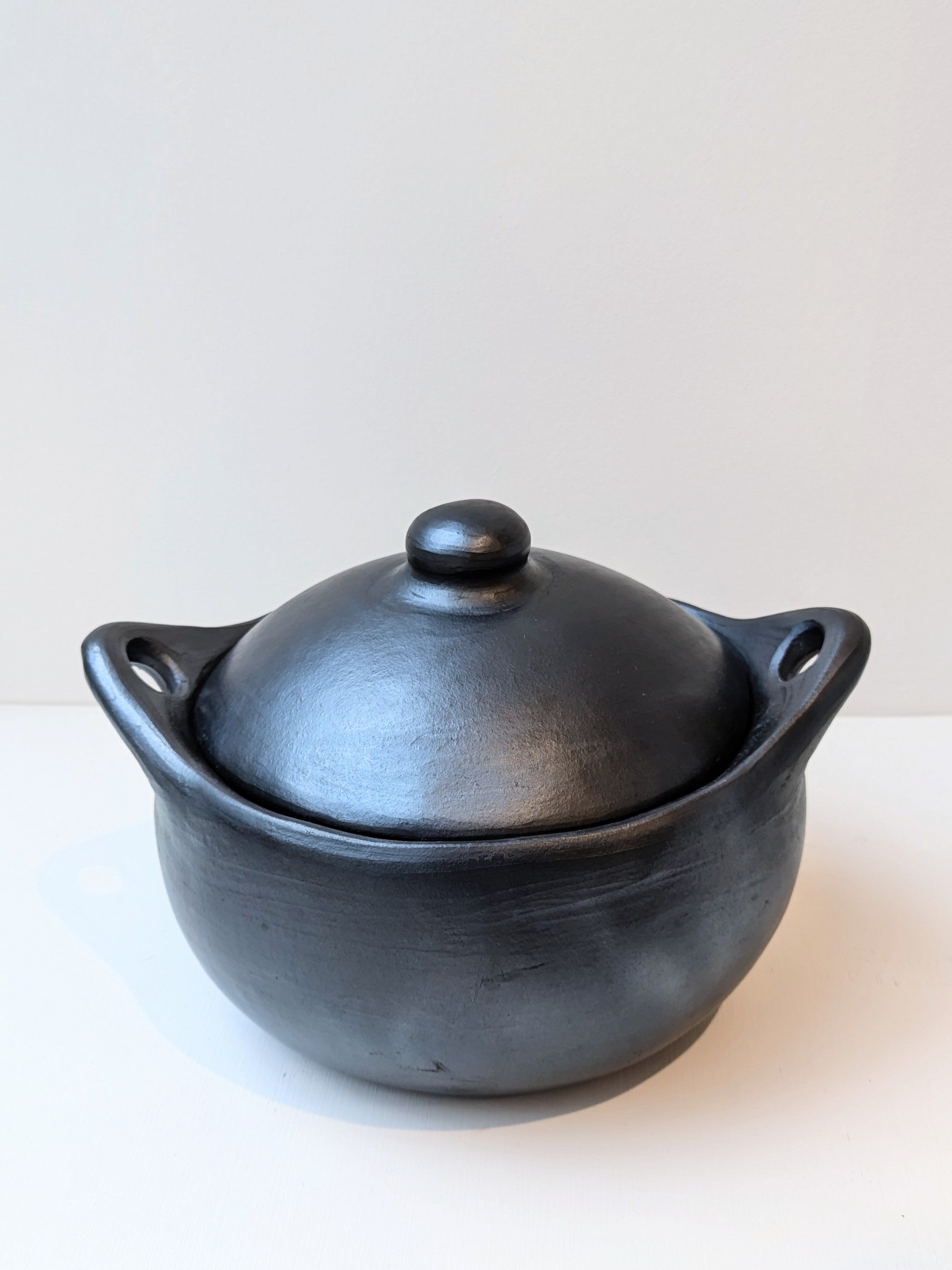 Black Pottery Lidded Round Casserole Dish size 3