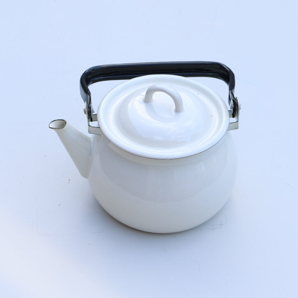 Enamel kettle: medium, Cream