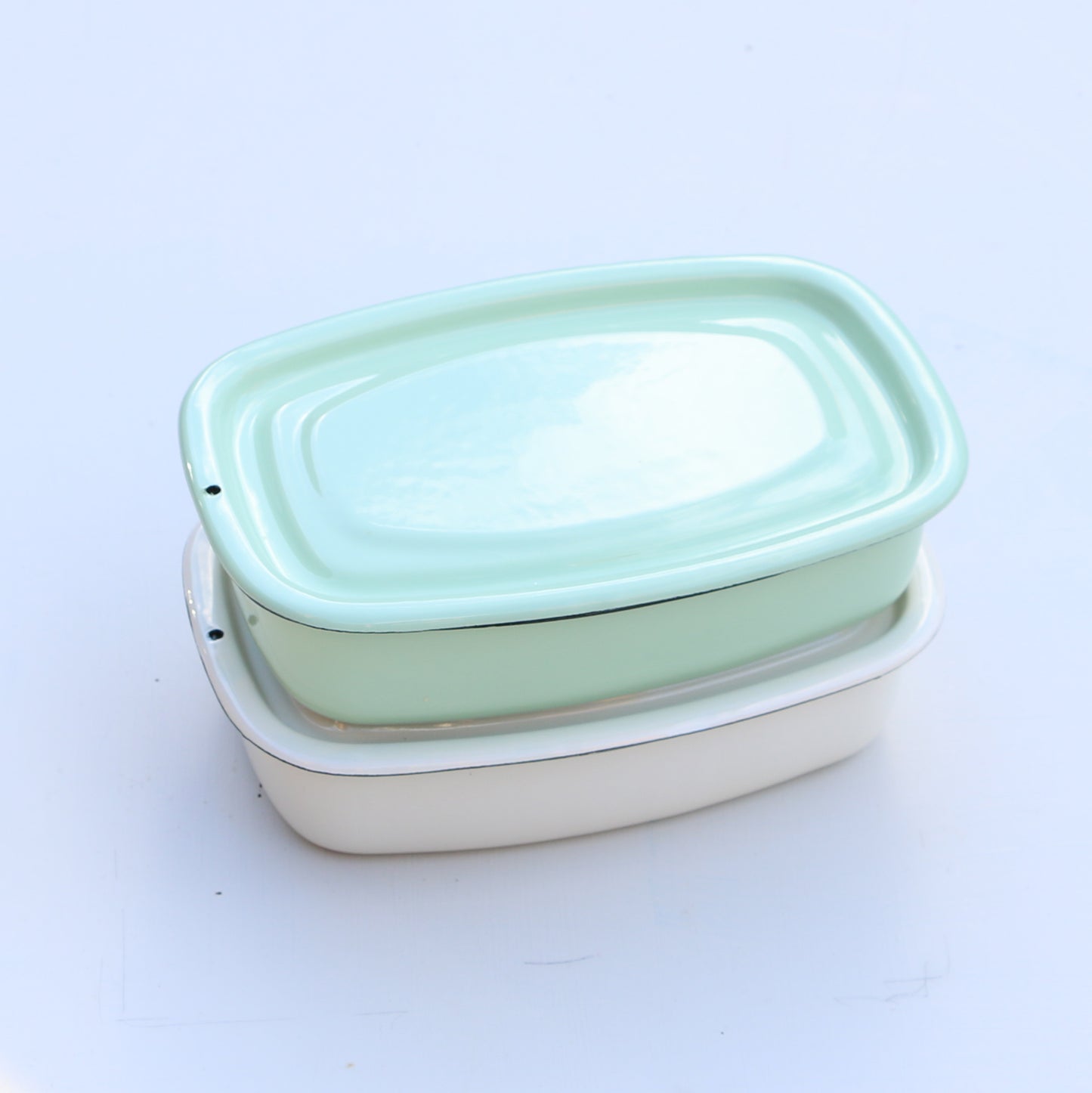 Enamel dish and lid: Large light green